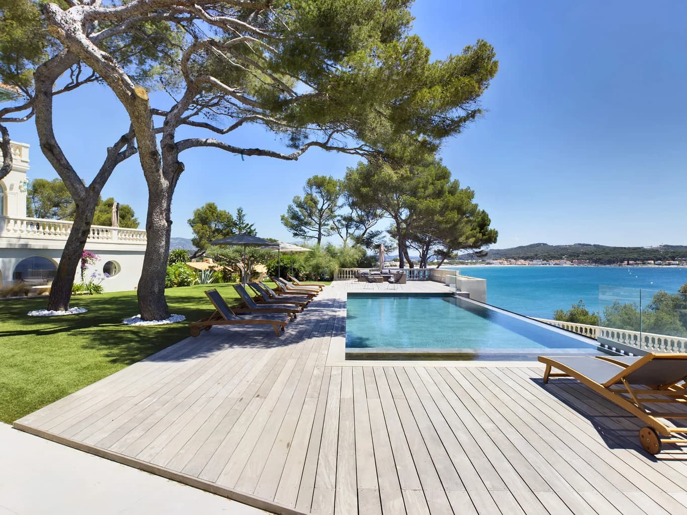Villa D'Azur infinity pool merging with the Mediterranean Sea, La Seyne-sur-Mer, France