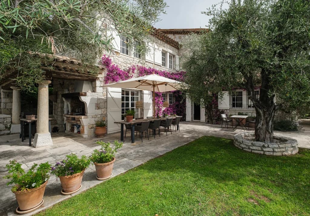 Bastide Splendide outdoor dining terrace for ten with barbecue colonnade, Vence, France