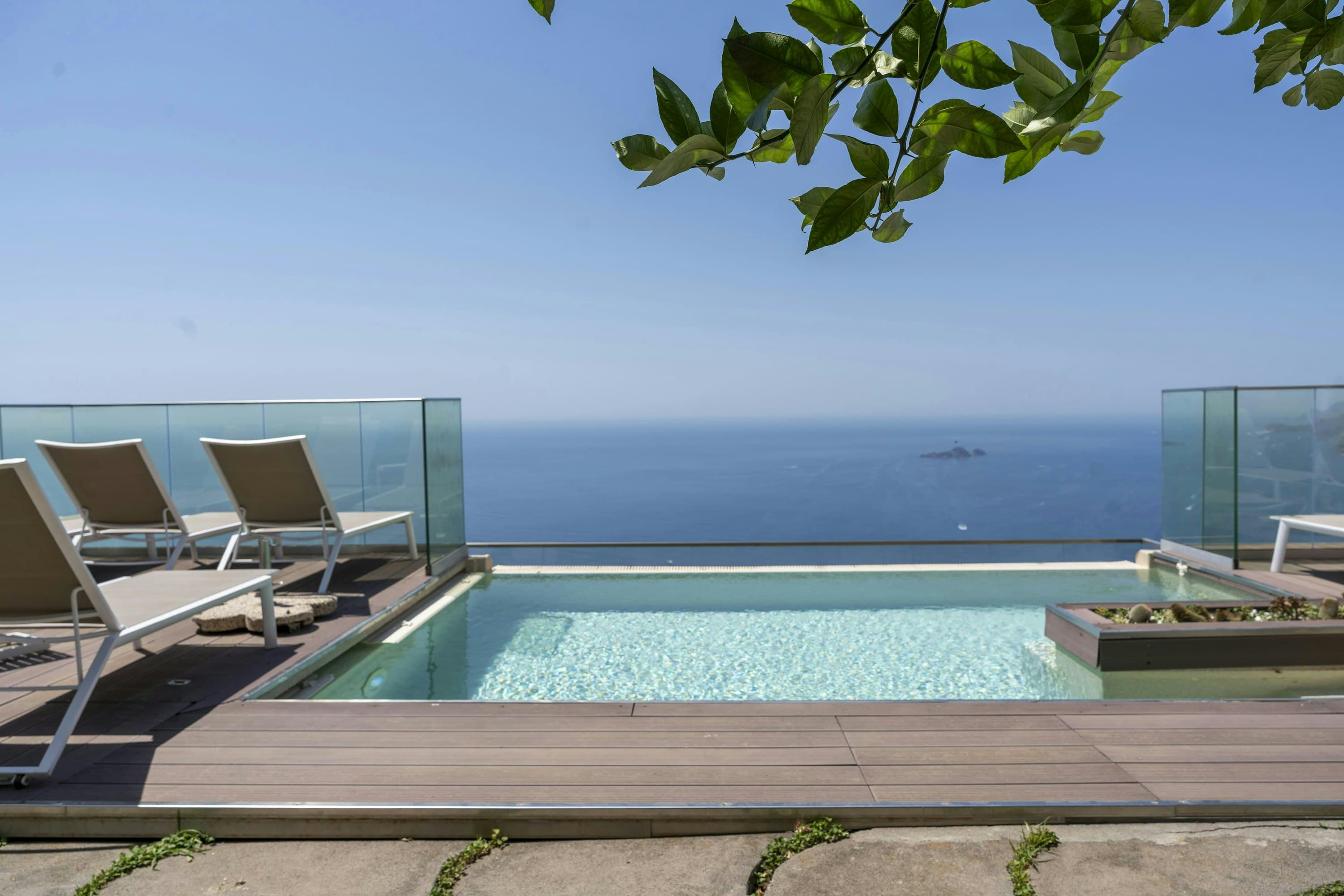 Sunny Positano Vista infinity pool with glass barriers and sea views, Positano, Amalfi Coast, Italy