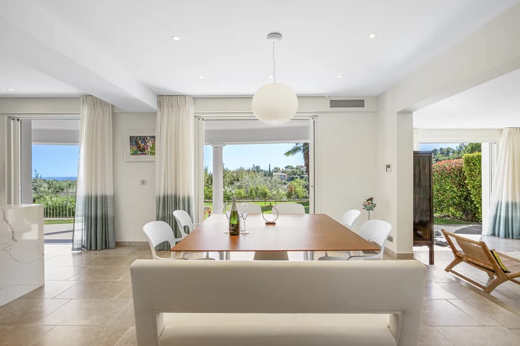 Villa Enchantée open-plan living and dining room with terrace access, Le Rouret, France