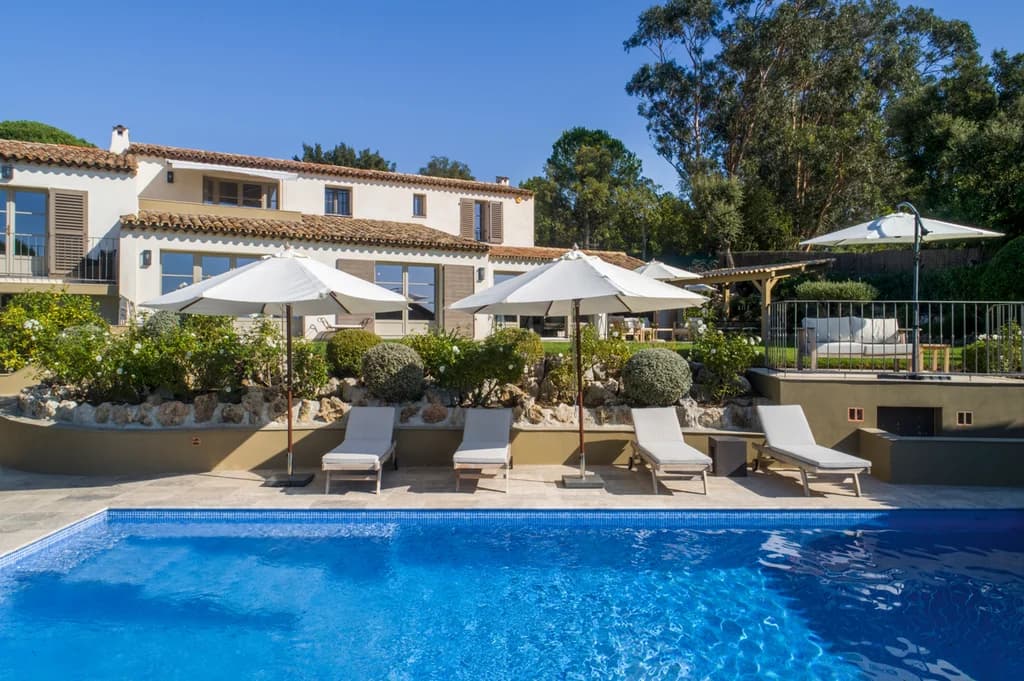 Villa Paradis pool garden with white loungers, topiary and stone wall, Sainte-Maxime, France