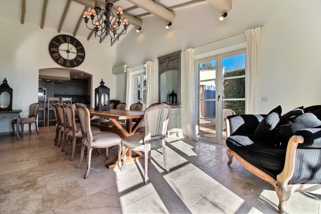 Villa Dreams indoor dining room with beamed ceiling and chandelier, Sainte-Maxime, France