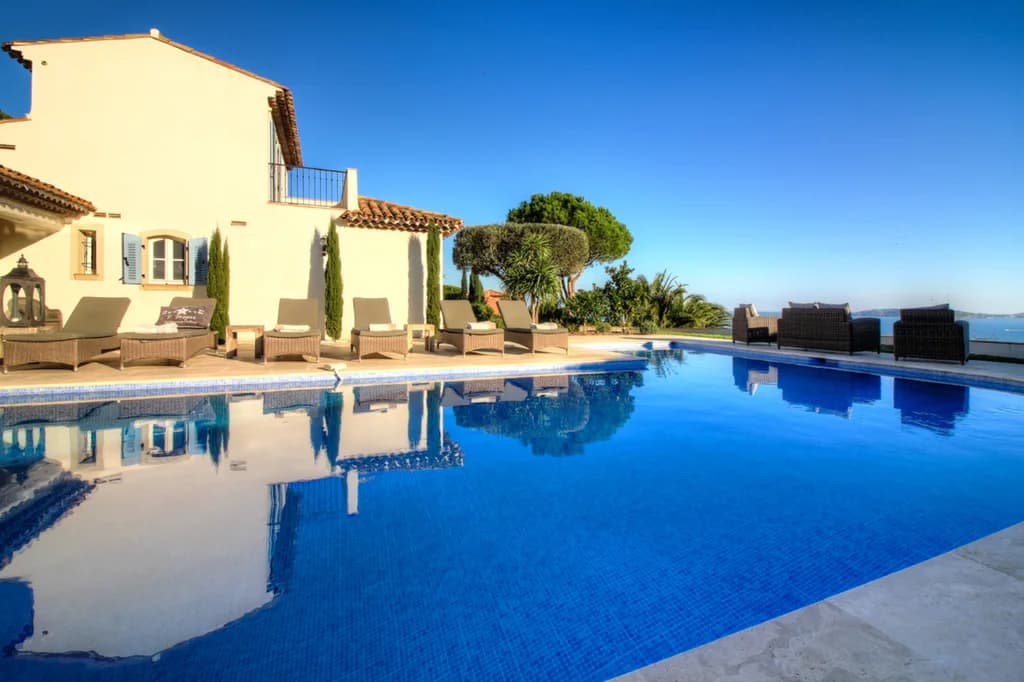 Villa Dreams outdoor pool with sun loungers and sea views, Sainte-Maxime, France