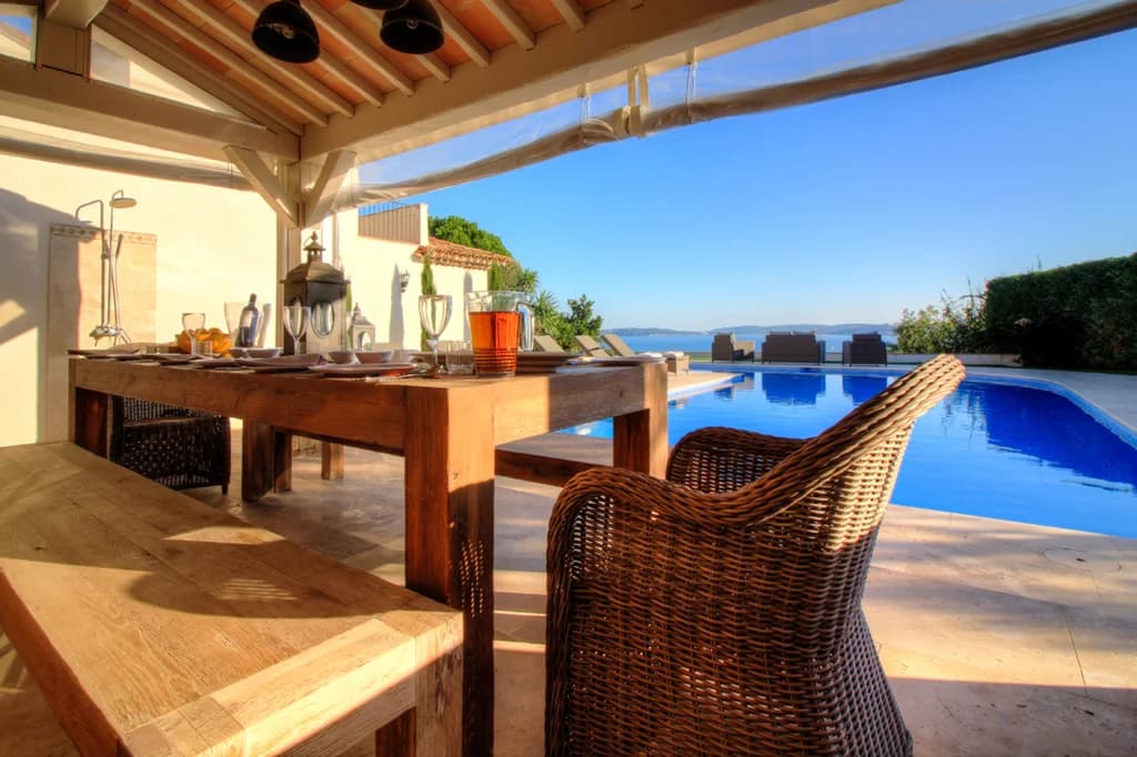 Villa Dreams outdoor dining terrace under pergola overlooking pool, Sainte-Maxime, France