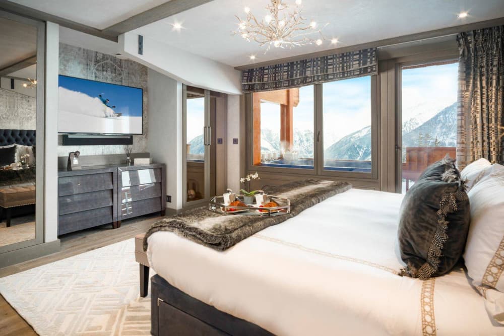 Courchevel 38 bunk room with timber-panelled beds and built-in TVs, Courchevel 1850, France