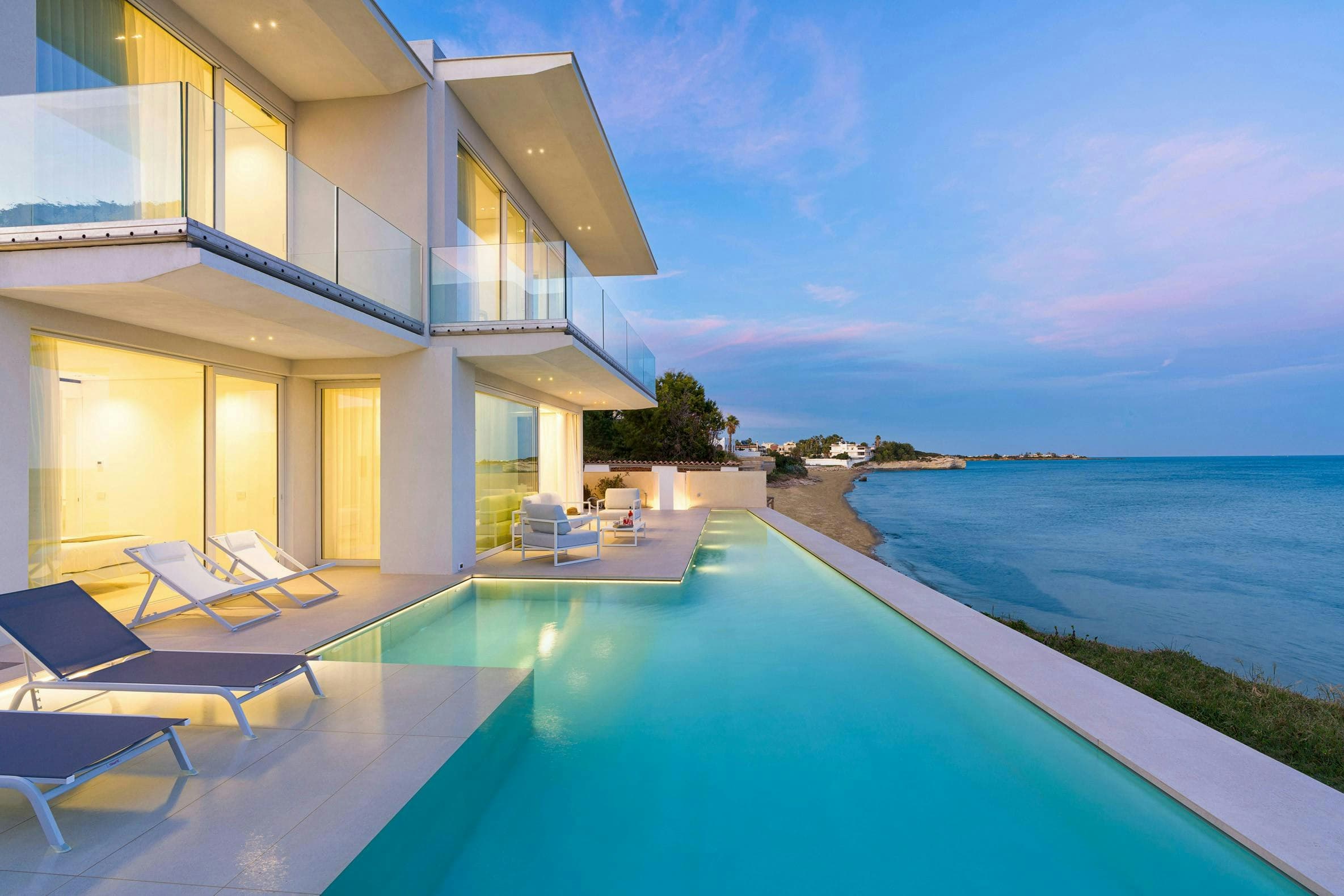 A Splash of Tangerine villa exterior with infinity pool and beach access, Marina di Noto, Sicily