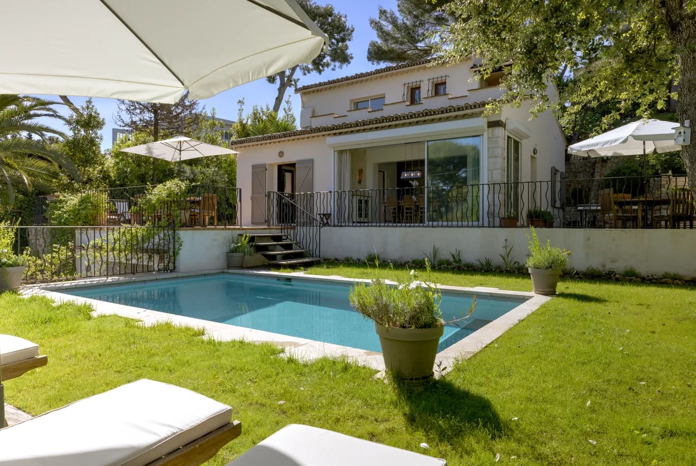 Villa Cuvier exterior with private pool and Provençal facade, Cap d'Antibes, France