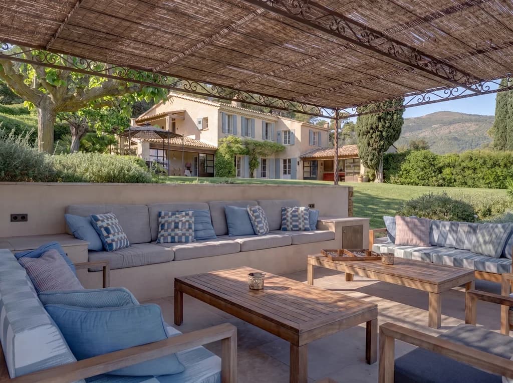 Villa Vignoble terrace outdoor lounge with pergola and mountain views, Grimaud, France