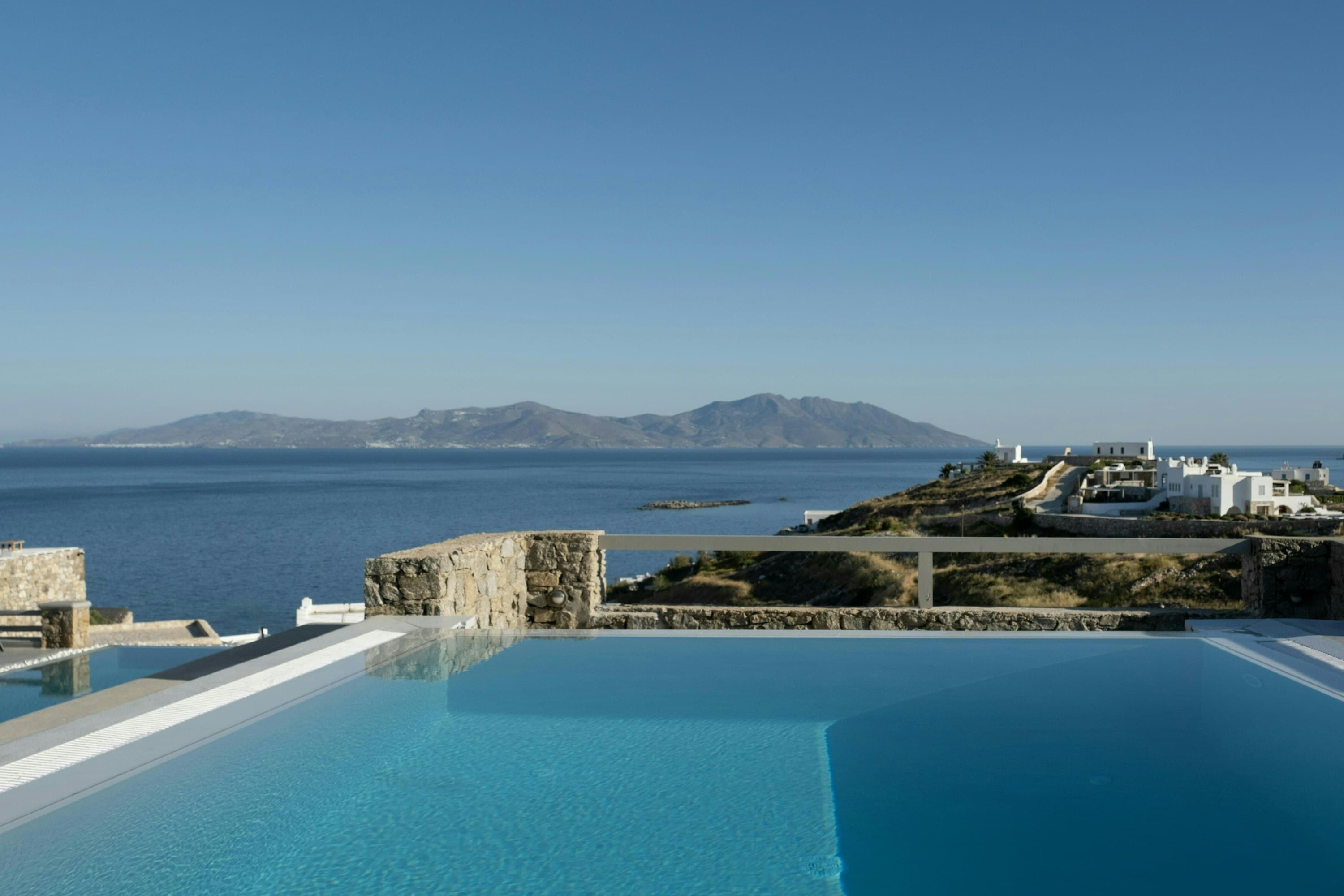 Mykonos vs Santorini: Which Cyclades Island Suits You
