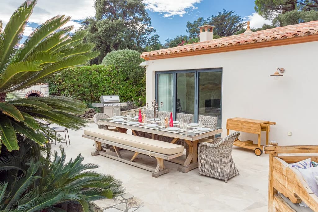Villa Riviera outdoor dining terrace with pizza oven and sycamore palms, Bay of St. Tropez, France
